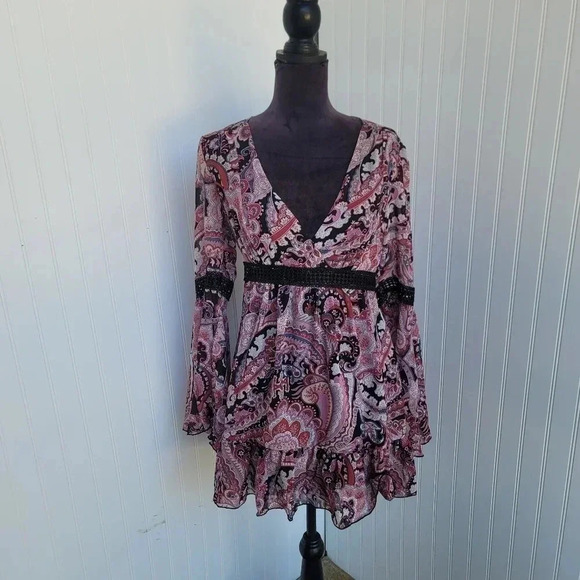 Forever 21 Dresses & Skirts - Forever 21 Black Pink Sheer Floral Long Flare Sleeve Mini Dress V-Neck Sz L